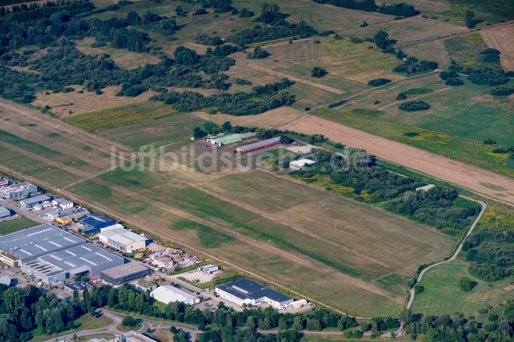 Luftaufnahme Baden-Baden - Flugplatz im Ortsteil Oos in Baden-Baden im Bundesland Baden-Württemberg, Deutschland