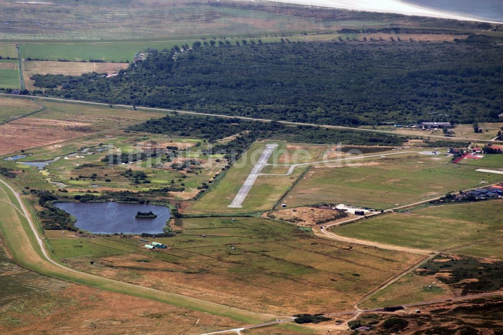 Langeeoog aus der Vogelperspektive: Flugplatz der ostfriesische Insel Langeeoog in Niedersachsen