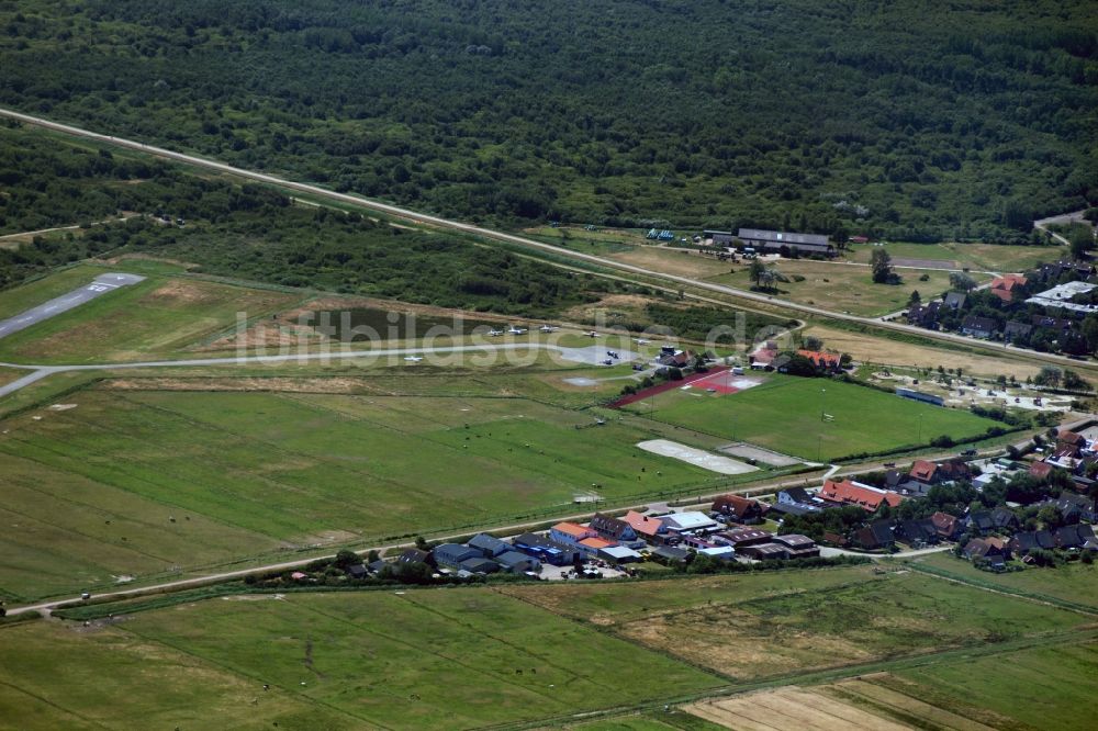 Luftbild Langeeoog - Flugplatz der ostfriesische Insel Langeeoog in Niedersachsen