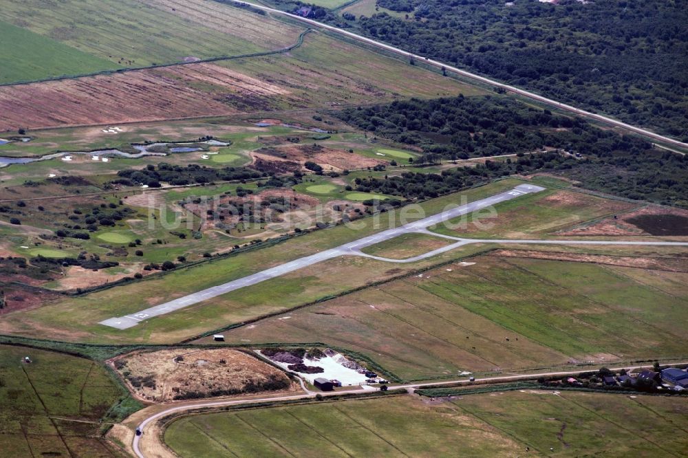 Luftaufnahme Langeeoog - Flugplatz der ostfriesische Insel Langeeoog in Niedersachsen