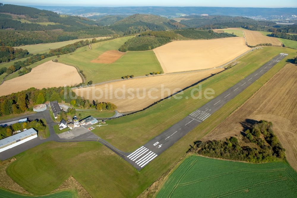 Meschede von oben - Flugplatz Schüren - EDKM in Meschede im Bundesland Nordrhein-Westfalen