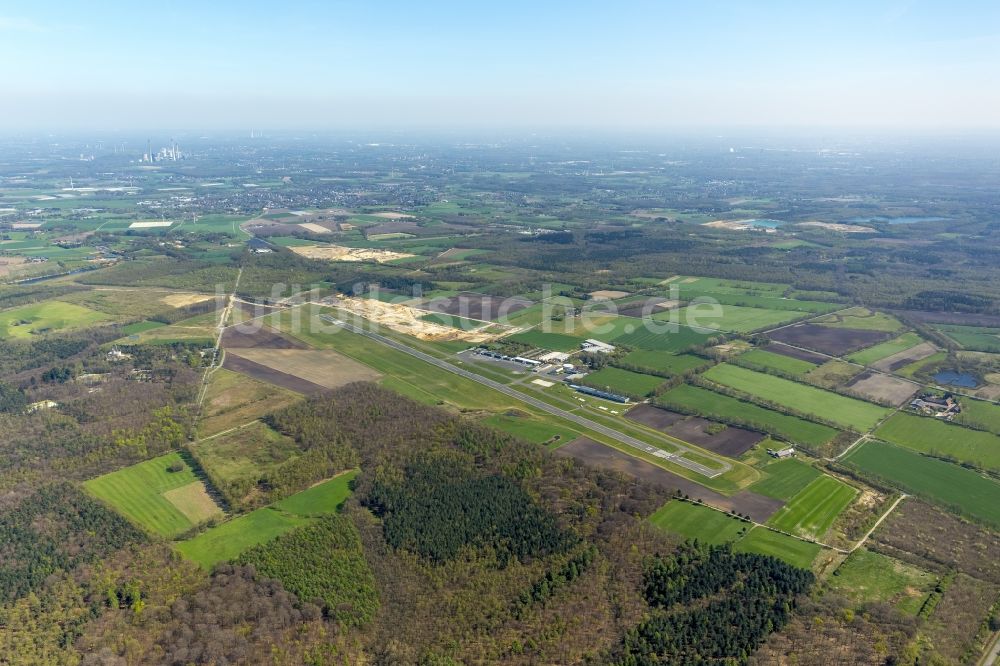 Hünxe von oben - Flugplatz SchwarzeHeide in Hünxe im Bundesland Nordrhein-Westfalen