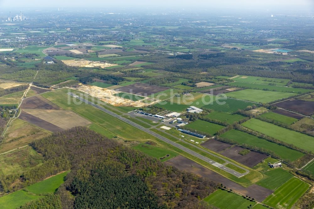 Hünxe aus der Vogelperspektive: Flugplatz SchwarzeHeide in Hünxe im Bundesland Nordrhein-Westfalen