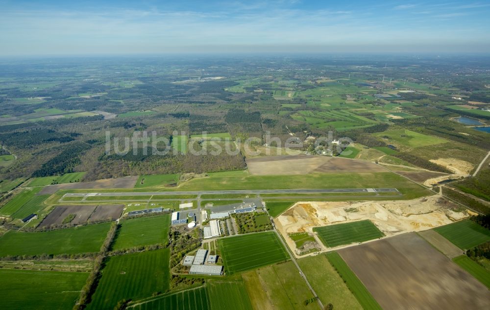 Hünxe von oben - Flugplatz SchwarzeHeide in Hünxe im Bundesland Nordrhein-Westfalen