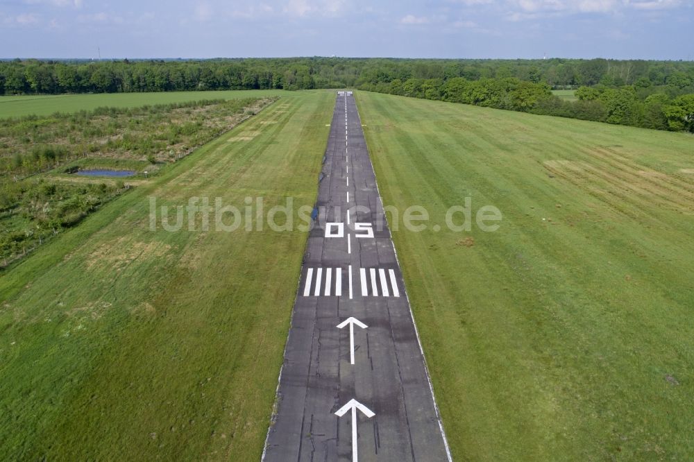 Luftbild Ahrenlohe - Flugplatz- Startbahn in Ahrenlohe im Bundesland Schleswig-Holstein, Deutschland