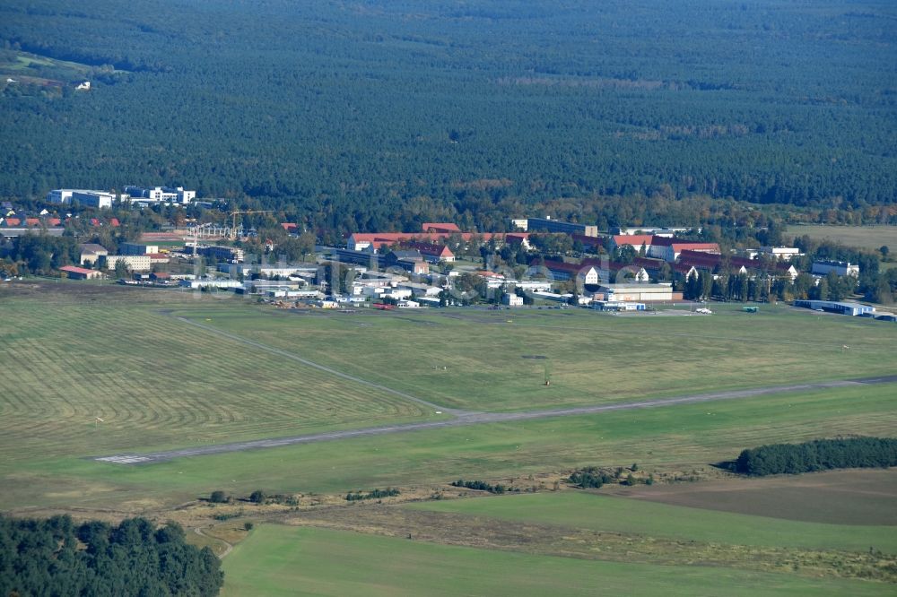 Strausberg aus der Vogelperspektive: Flugplatz der Strausberger Flugplatz GmbH in Strausberg im Bundesland Brandenburg, Deutschland