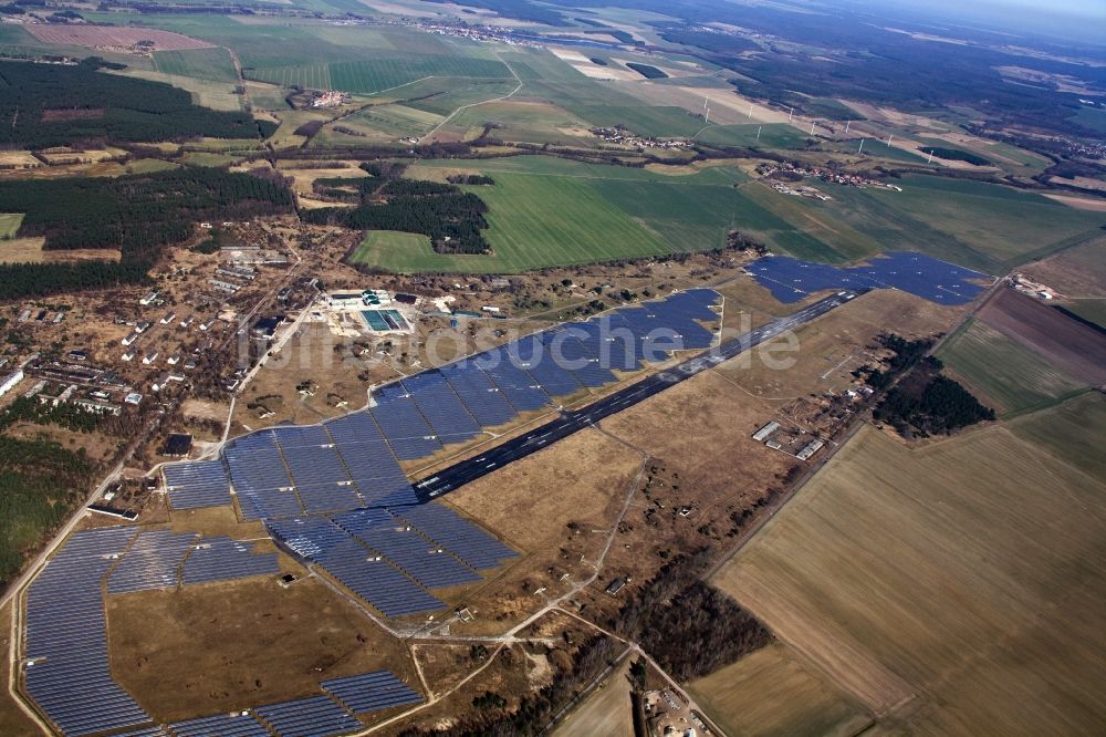 Zerbst von oben - Flugplatz Zerbst und Photovoltaikpark auf den Freiflächen des Flugplatzes Zerbst im Bundesland Ssachsen-Anhalt