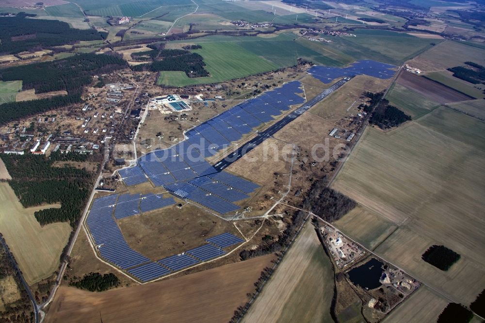 Zerbst aus der Vogelperspektive: Flugplatz Zerbst und Photovoltaikpark auf den Freiflächen des Flugplatzes Zerbst im Bundesland Ssachsen-Anhalt