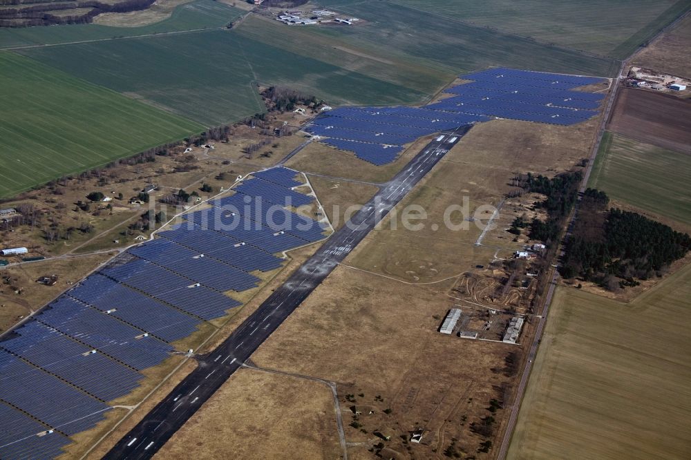 Luftbild Zerbst - Flugplatz Zerbst und Photovoltaikpark auf den Freiflächen des Flugplatzes Zerbst im Bundesland Ssachsen-Anhalt