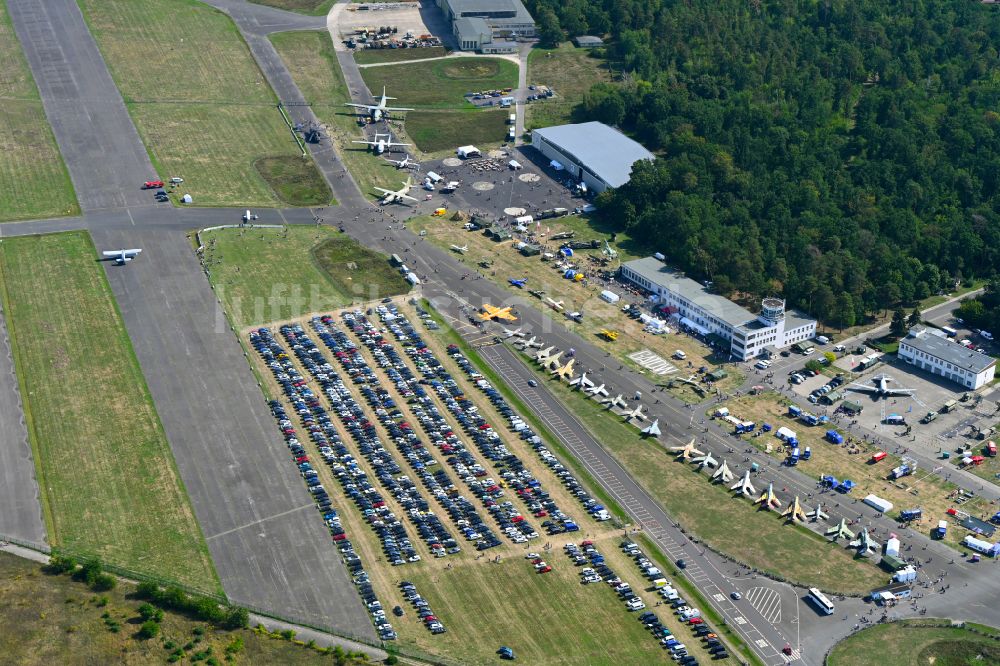 Luftaufnahme Berlin - Flugplatzfest am Militärhistorisches Museum der Bundeswehr Am Flugplatz Gatow im Ortsteil Bezirk Spandau in Berlin