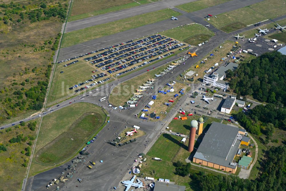 Berlin von oben - Flugplatzfest am Militärhistorisches Museum der Bundeswehr Am Flugplatz Gatow im Ortsteil Bezirk Spandau in Berlin