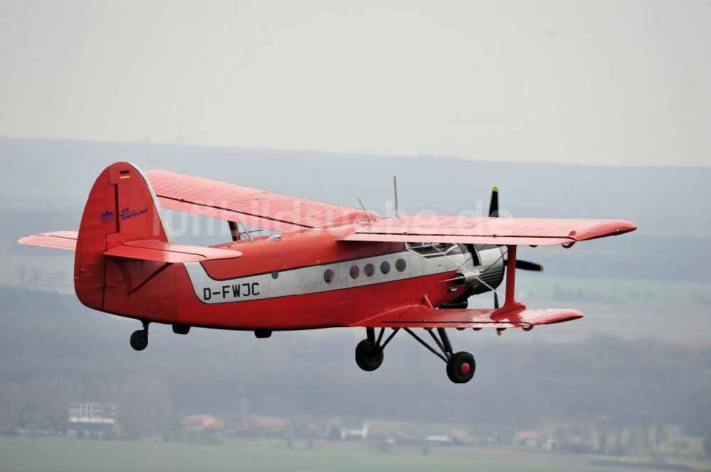 Melchow von oben - Flugzeug Antonow AN-2 mit der Kennung D-FWJC im Fluge über dem Luftraum in Melchow im Bundesland Brandenburg, Deutschland