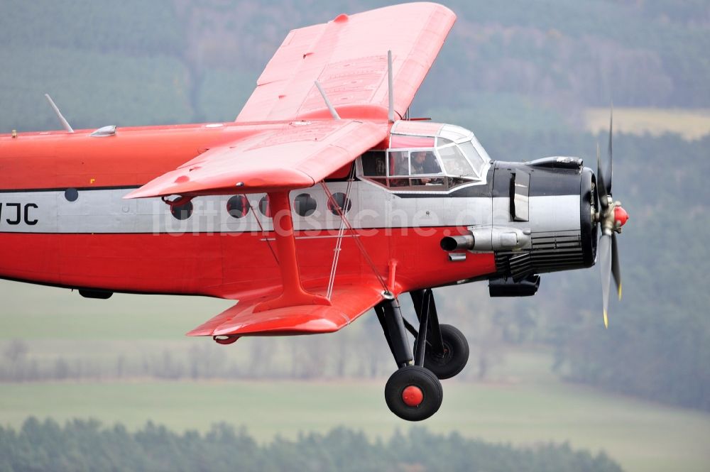 Luftaufnahme Melchow - Flugzeug Antonow AN-2 mit der Kennung D-FWJC im Fluge über dem Luftraum in Melchow im Bundesland Brandenburg, Deutschland