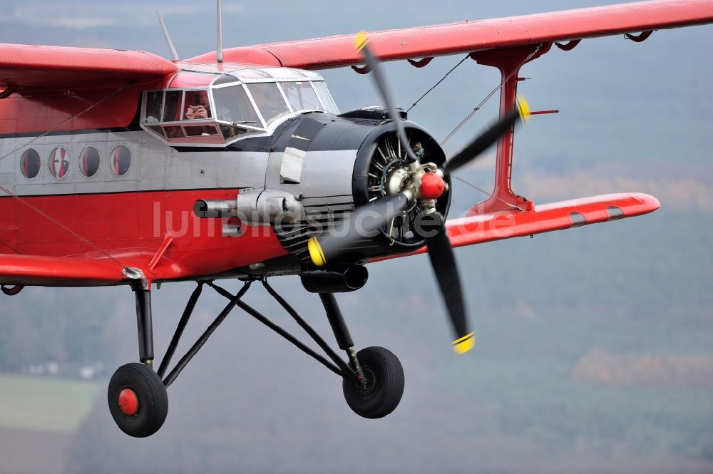 Melchow von oben - Flugzeug Antonow AN-2 mit der Kennung D-FWJC im Fluge über dem Luftraum in Melchow im Bundesland Brandenburg, Deutschland