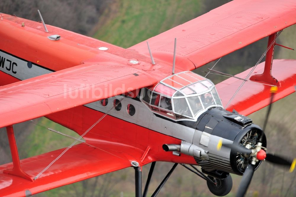 Melchow aus der Vogelperspektive: Flugzeug Antonow AN-2 mit der Kennung D-FWJC im Fluge über dem Luftraum in Melchow im Bundesland Brandenburg, Deutschland