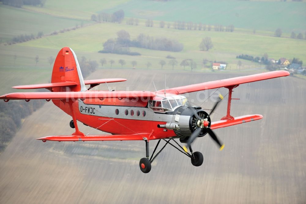 Luftbild Melchow - Flugzeug Antonow AN-2 mit der Kennung D-FWJC im Fluge über dem Luftraum in Melchow im Bundesland Brandenburg, Deutschland