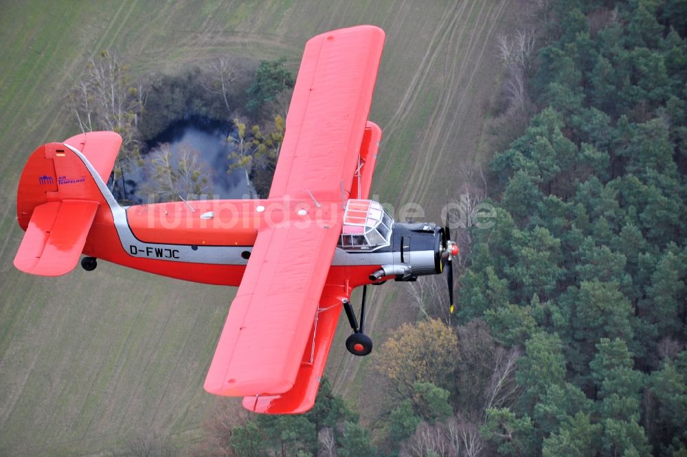 Luftaufnahme Melchow - Flugzeug Antonow AN-2 mit der Kennung D-FWJC im Fluge über dem Luftraum in Melchow im Bundesland Brandenburg, Deutschland