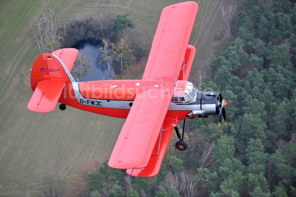 Melchow von oben - Flugzeug Antonow AN-2 mit der Kennung D-FWJC im Fluge über dem Luftraum in Melchow im Bundesland Brandenburg, Deutschland