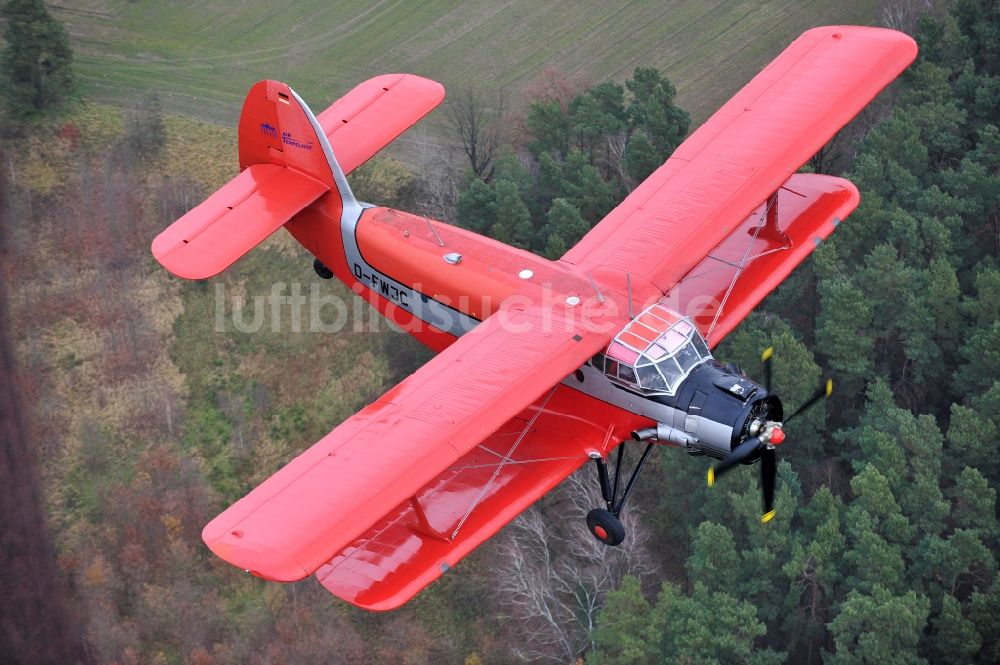 Luftbild Melchow - Flugzeug Antonow AN-2 mit der Kennung D-FWJC im Fluge über dem Luftraum in Melchow im Bundesland Brandenburg, Deutschland