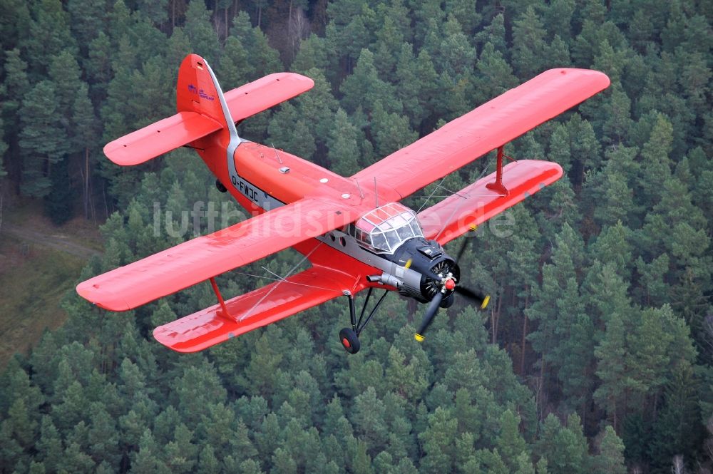 Luftaufnahme Melchow - Flugzeug Antonow AN-2 mit der Kennung D-FWJC im Fluge über dem Luftraum in Melchow im Bundesland Brandenburg, Deutschland