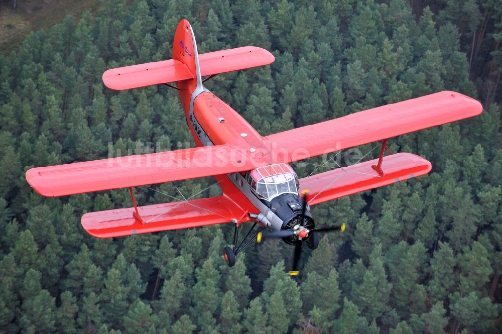 Melchow von oben - Flugzeug Antonow AN-2 mit der Kennung D-FWJC im Fluge über dem Luftraum in Melchow im Bundesland Brandenburg, Deutschland