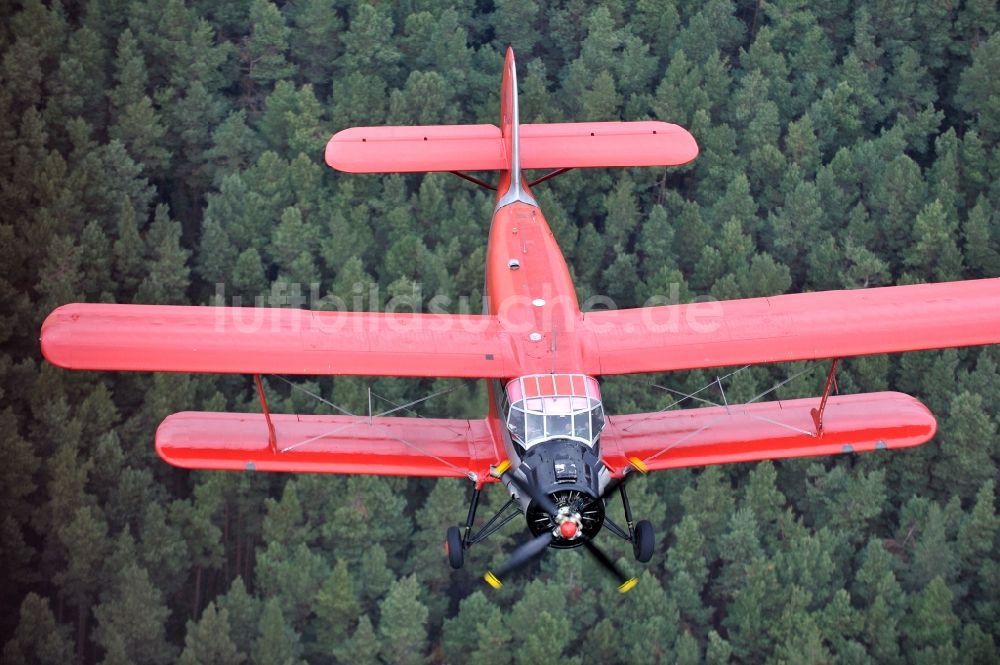 Melchow aus der Vogelperspektive: Flugzeug Antonow AN-2 mit der Kennung D-FWJC im Fluge über dem Luftraum in Melchow im Bundesland Brandenburg, Deutschland