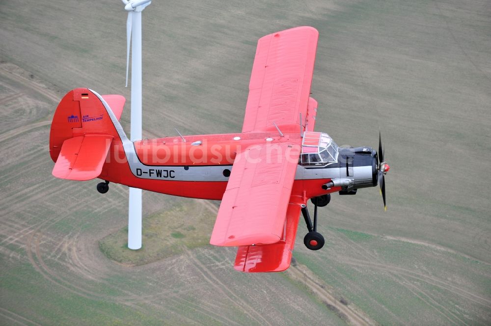 Luftbild Melchow - Flugzeug Antonow AN-2 mit der Kennung D-FWJC im Fluge über dem Luftraum in Melchow im Bundesland Brandenburg, Deutschland