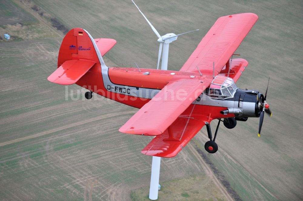 Luftaufnahme Melchow - Flugzeug Antonow AN-2 mit der Kennung D-FWJC im Fluge über dem Luftraum in Melchow im Bundesland Brandenburg, Deutschland