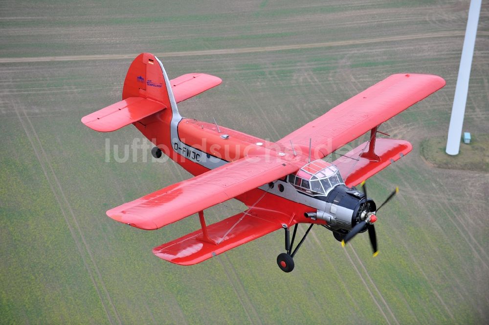 Melchow von oben - Flugzeug Antonow AN-2 mit der Kennung D-FWJC im Fluge über dem Luftraum in Melchow im Bundesland Brandenburg, Deutschland