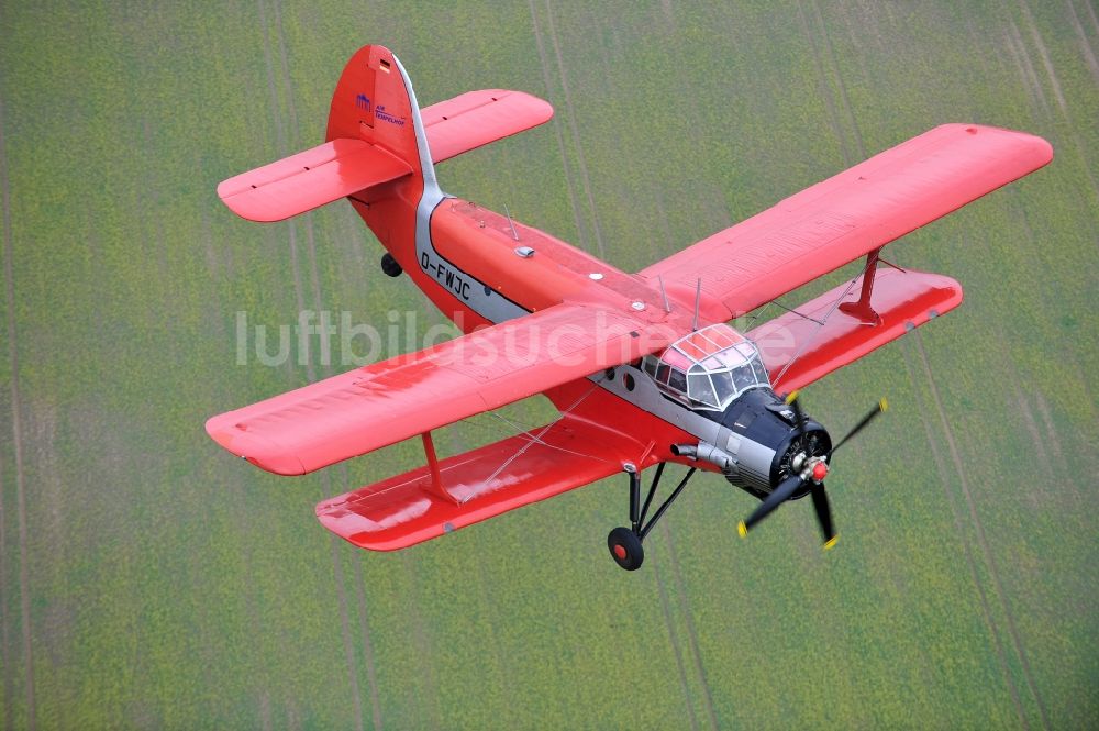 Melchow aus der Vogelperspektive: Flugzeug Antonow AN-2 mit der Kennung D-FWJC im Fluge über dem Luftraum in Melchow im Bundesland Brandenburg, Deutschland