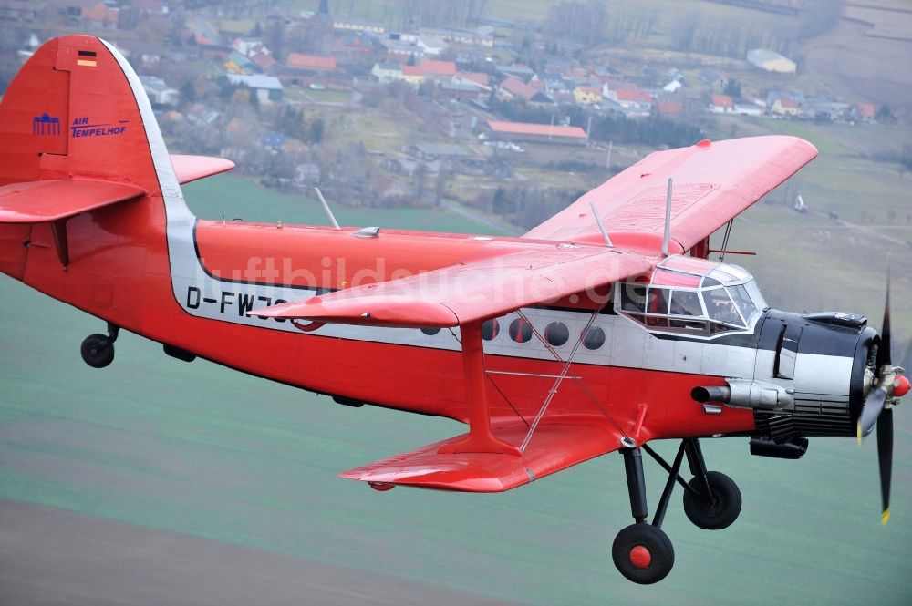 Luftaufnahme Melchow - Flugzeug Antonow AN-2 mit der Kennung D-FWJC im Fluge über dem Luftraum in Melchow im Bundesland Brandenburg, Deutschland