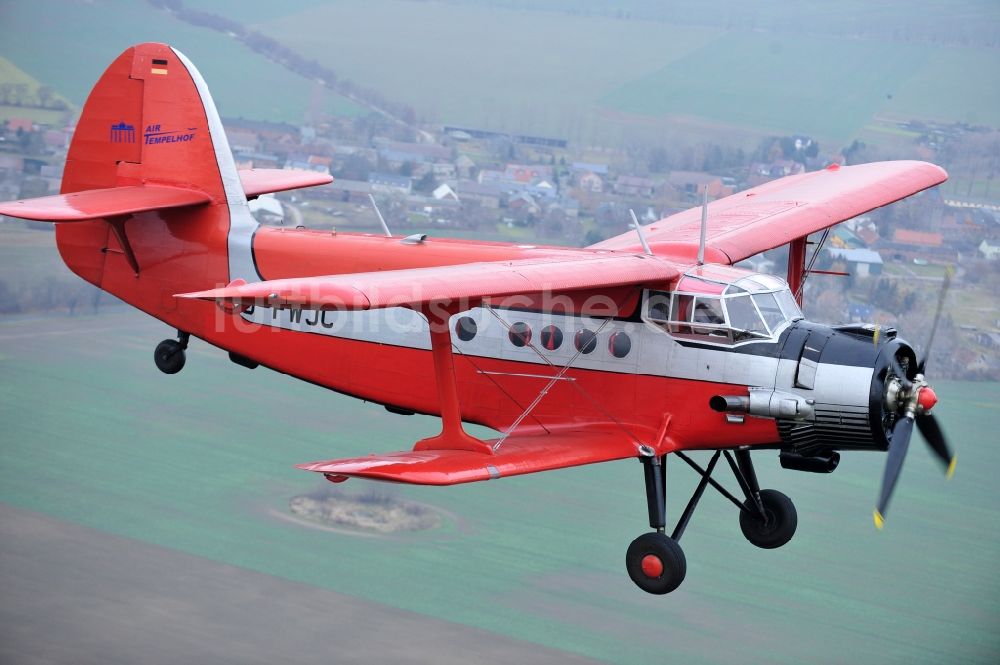 Melchow von oben - Flugzeug Antonow AN-2 mit der Kennung D-FWJC im Fluge über dem Luftraum in Melchow im Bundesland Brandenburg, Deutschland