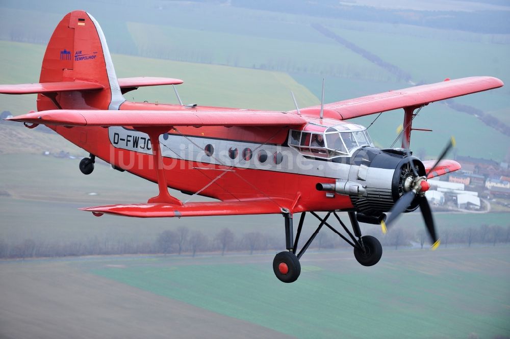 Luftbild Melchow - Flugzeug Antonow AN-2 mit der Kennung D-FWJC im Fluge über dem Luftraum in Melchow im Bundesland Brandenburg, Deutschland