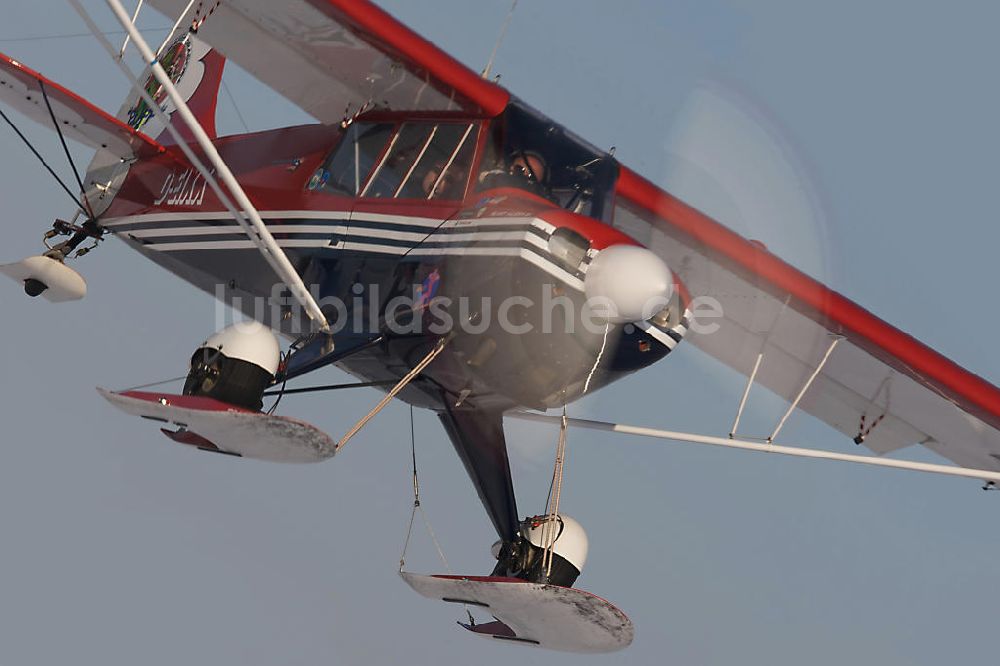 Bad Dietzenbach aus der Vogelperspektive: Flugzeug Aviat Husky über dem Flugplatz Bad Dietzenbach