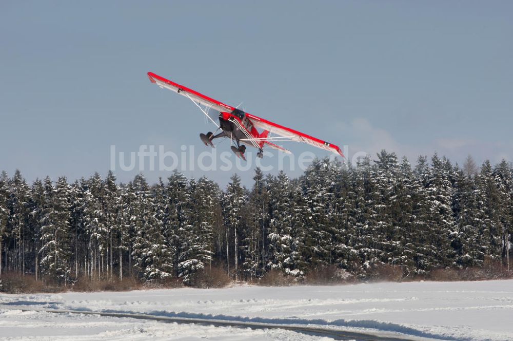 Luftbild Bad Dietzenbach - Flugzeug Aviat Husky über dem Flugplatz Bad Dietzenbach / Baden-Württemberg