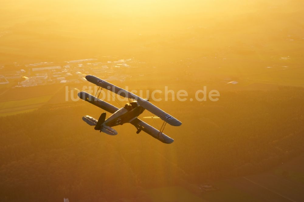 Kranenburg von oben - Flugzeug Bücker Bü 131 im Fluge über dem Luftraum in Kranenburg im Bundesland Niedersachsen, Deutschland