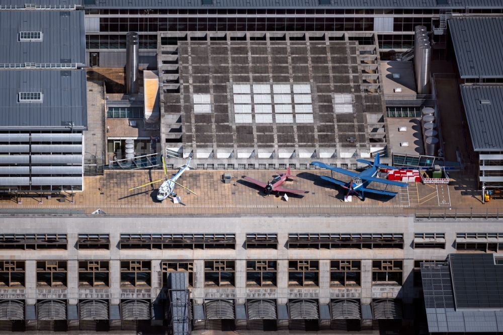 Stuttgart aus der Vogelperspektive: Flugzeug auf der Besucherterrasse auf dem Flugplatz - Flughafen in Stuttgart im Bundesland Baden-Württemberg, Deutschland