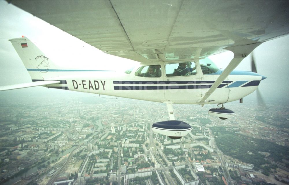 Berlin aus der Vogelperspektive: Flugzeug Cessna 172 D-EADY im Fluge über dem Luftraum in Berlin, Deutschland