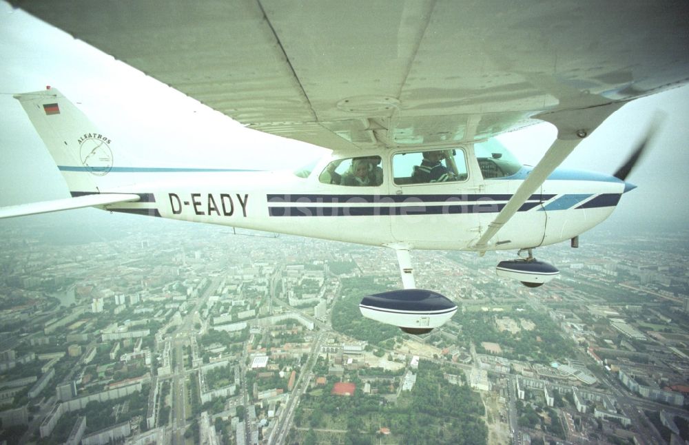 Luftbild Berlin - Flugzeug Cessna 172 D-EADY im Fluge über dem Luftraum in Berlin, Deutschland