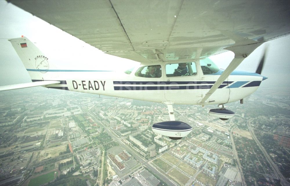 Berlin von oben - Flugzeug Cessna 172 D-EADY im Fluge über dem Luftraum in Berlin, Deutschland