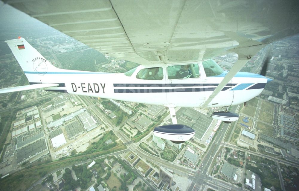 Berlin aus der Vogelperspektive: Flugzeug Cessna 172 D-EADY im Fluge über dem Luftraum in Berlin, Deutschland