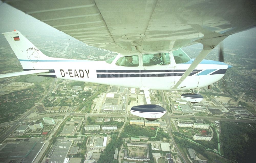 Luftbild Berlin - Flugzeug Cessna 172 D-EADY im Fluge über dem Luftraum in Berlin, Deutschland