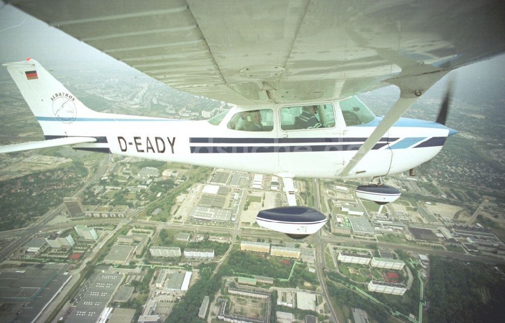 Luftaufnahme Berlin - Flugzeug Cessna 172 D-EADY im Fluge über dem Luftraum in Berlin, Deutschland