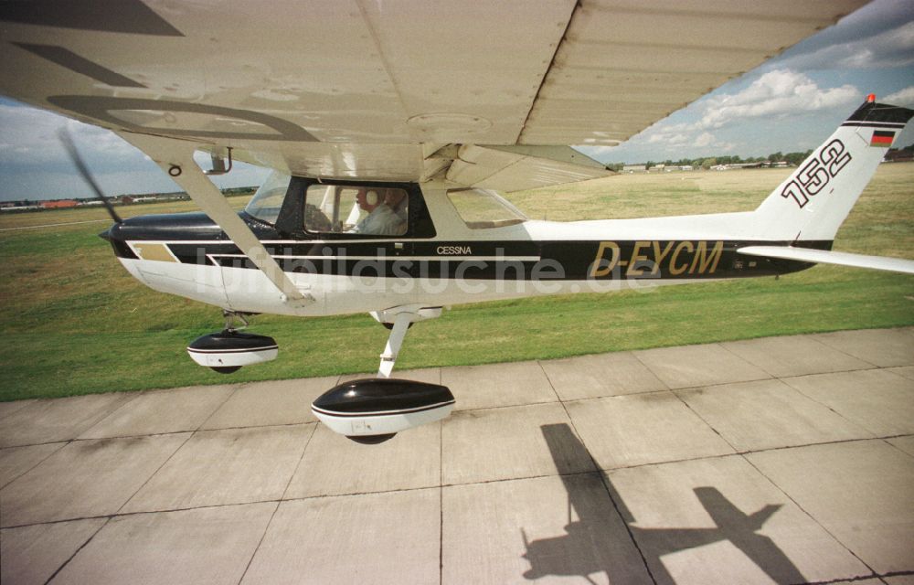 Strausberg aus der Vogelperspektive: Flugzeug Cessna 152 im Fluge beim Start in Strausberg im Bundesland Brandenburg, Deutschland