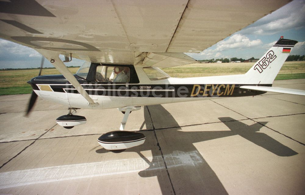 Luftbild Strausberg - Flugzeug Cessna 152 im Fluge beim Start in Strausberg im Bundesland Brandenburg, Deutschland