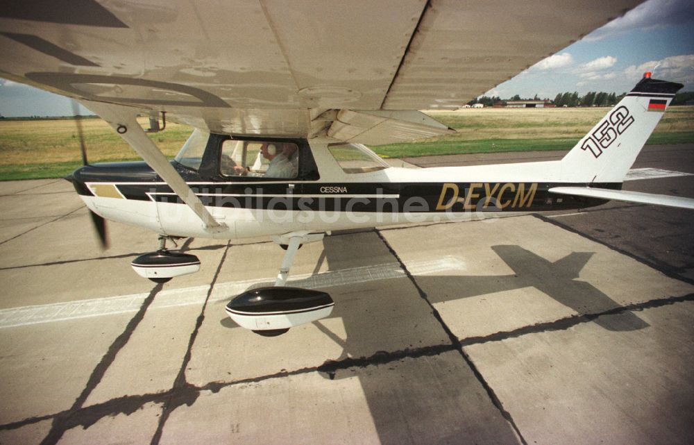 Luftaufnahme Strausberg - Flugzeug Cessna 152 im Fluge beim Start in Strausberg im Bundesland Brandenburg, Deutschland