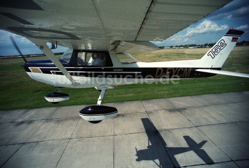 Luftbild Strausberg - Flugzeug Cessna 152 im Fluge beim Start in Strausberg im Bundesland Brandenburg, Deutschland