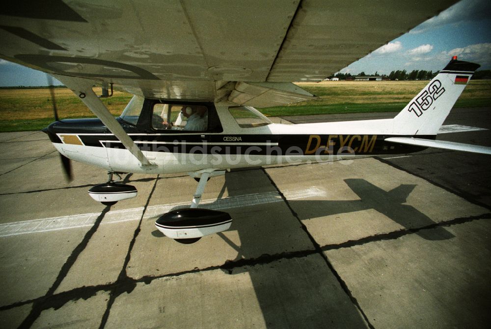 Luftaufnahme Strausberg - Flugzeug Cessna 152 im Fluge beim Start in Strausberg im Bundesland Brandenburg, Deutschland