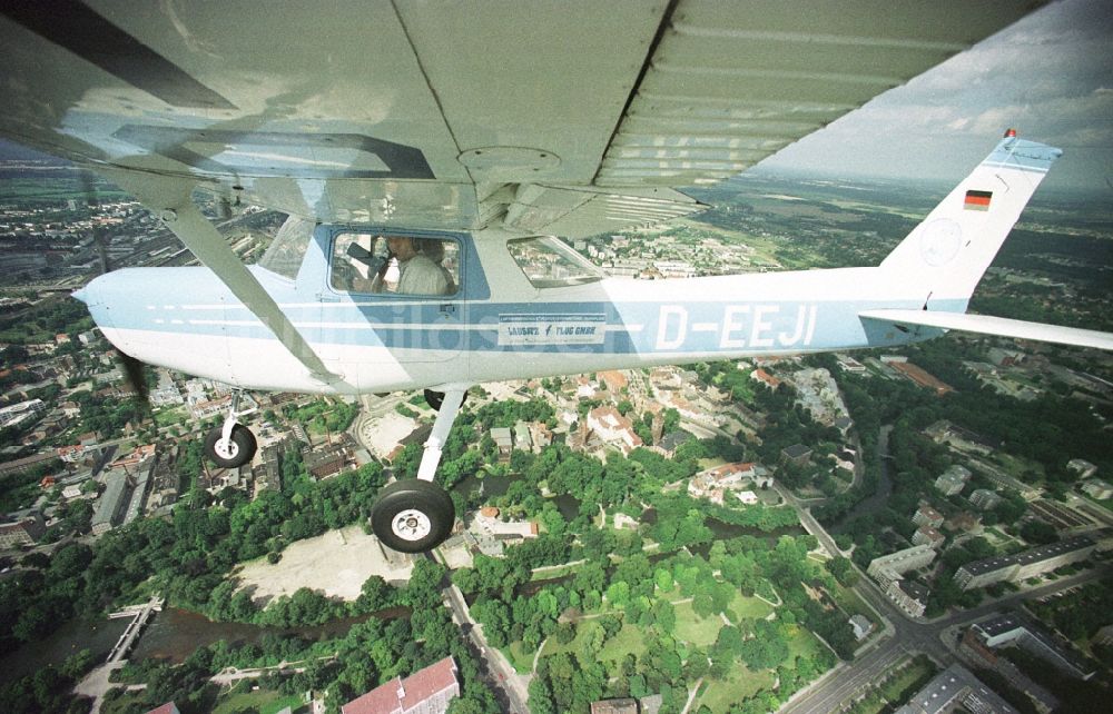 Cottbus aus der Vogelperspektive: Flugzeug Cessna 150 im Fluge über dem Luftraum in Cottbus im Bundesland Brandenburg, Deutschland