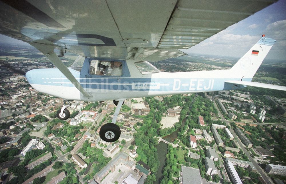 Cottbus aus der Vogelperspektive: Flugzeug Cessna 150 im Fluge über dem Luftraum in Cottbus im Bundesland Brandenburg, Deutschland